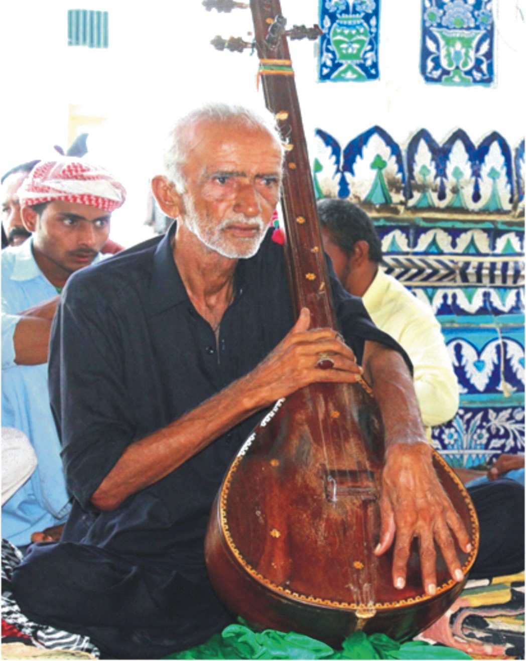 شاهه جو راڳي دنبوري تي راڳ ڪندي